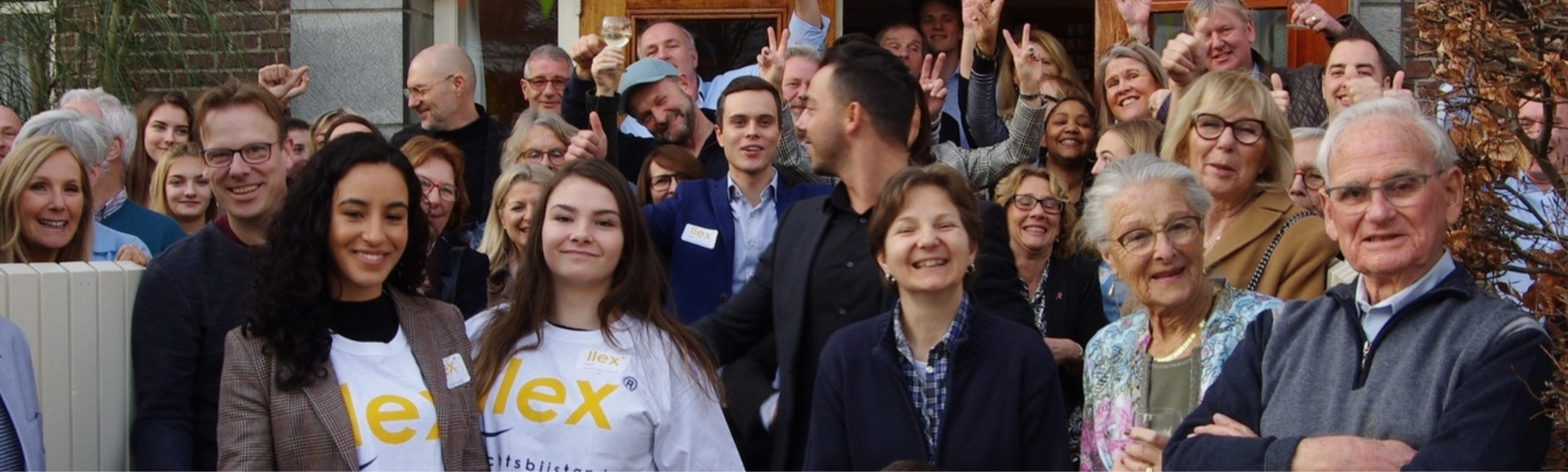 Sretna, nasmijana obitelj uz podršku LLex-a